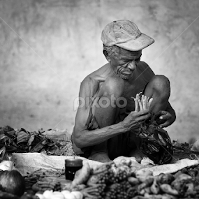 how to survive by Double'u Photoworks - People Street & Candids