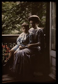 Vrouw met kind op schoot