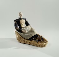 Poppen, een min in bakermat en ingebakerde baby