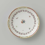 Schaal, rond en diep, behorend bij een servies versierd met geslingerd lintmotief met bladertakken, bloemboeketten en gestrooide bloemtakken