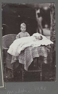 Portret van een jongen en een baby in Madjene op Celebes