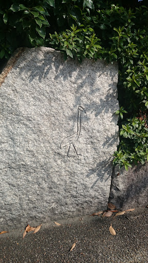 石に彫られた鶴