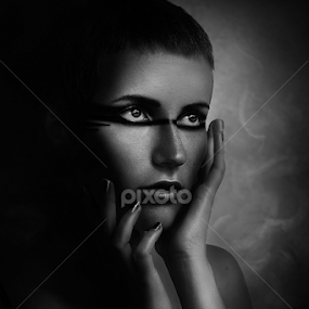 Don't recognize. by Oana Artem - People Fashion