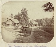 Twee woningen gelegen aan een grindpad