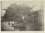 Gezicht op een huis met een erf langs het water, vermoedelijk in Fuzhou