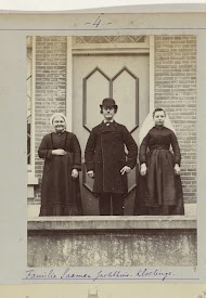 Portret van de familie Saaman in Zeeuwse klederdracht