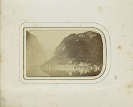 Hallstatt en omliggende bergen gezien vanaf het meer