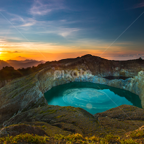 :: sunrise in kelimutu lake :: by Eddy Due Woi - Landscapes Mountains & Hills