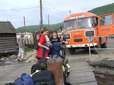 Der Bus am Anleger in Nishneangarsk. Von unserem Boot war weit und breit nichts zu sehen.