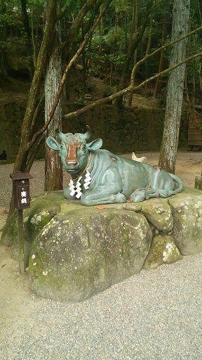 石上神宮 牛の像