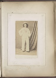 Portret van een jonge vrouw in een matrozenpak