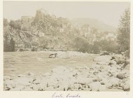 Gezicht op Corte vanaf de andere oever van de Tavignano