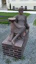 Skulptur Frau mit Schale