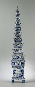 Bloempiramide van Delfts aardewerk. Delft, ca. 1700