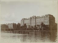 Gezicht op het Amstel Hotel in Amsterdam, op de voorgrond de Amstel