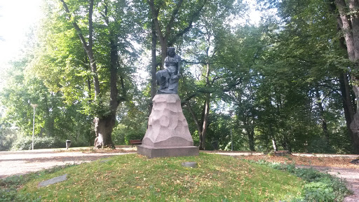 Lindamägi Statue