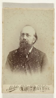 Studioportret van man met baard, snor en bril