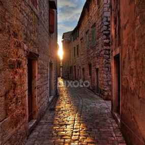 by Petar  Botteri - City,  Street & Park Neighborhoods