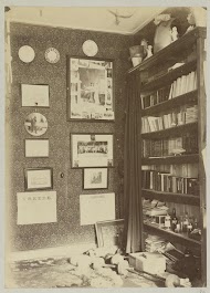 Kamer met boekenkasten en wandornamenten