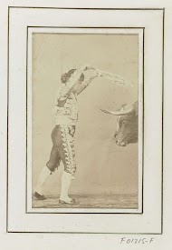 Portret van een onbekende stierenvechter (banderillero), met sierstokken en stierenkop