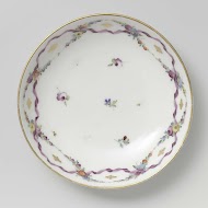 Schotel, beschilderd met strooibloemen en gouden lovertjes