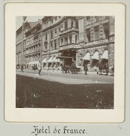 De entree van Hotel de France in Sint-Petersburg met voor de ingang een rijtuig