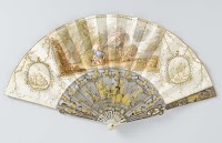 Vouwwaaier met blad van papier waarop in gouache 'Het Oordeel van Paris', op een montuur van parelmoer ajour en in reliëf gesneden met 'métal en quatre couleur'