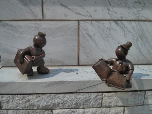 Reading Statues