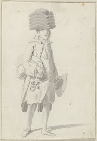 Staande man met vijf hoeden op zijn hoofd en één in zijn hand