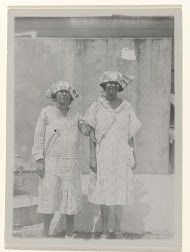 Twee Surinaamse vrouwen in koto