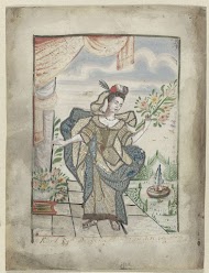 Staande vrouw op een terras, een bloemtak in haar hand