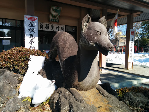 箭弓稲荷神社境内の狐の石像