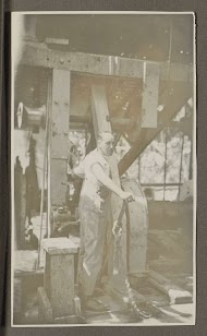 Man bedient een machine met een hendel