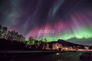 Aurora red by Benny Høynes - Landscapes Starscapes
