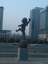 足球雕塑背面