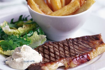 Steak with chunky chips & horseradish cream