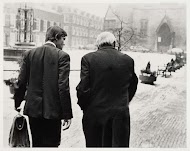 Den Uyl en zijn chauffeur verlaten het Binnenhof