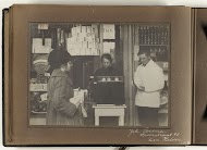 Interieur van de kruidenierswinkel van Joh. Postma, Spoorstraat 58, Den Helder