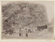 Reisgezelschap bij een hut langs de weg in een kloof in Perzië