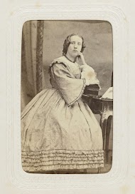 Studioportret van een vrouw met pijpenkrullen en bolle jurk