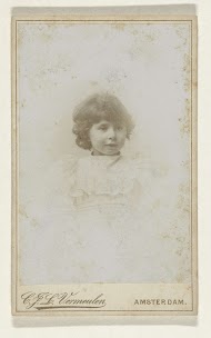 Studioportret van een jong meisje