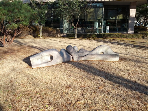 누워있는 조각상1