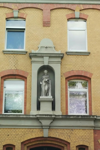 Statue in Hauswand