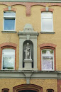 Statue in Hauswand