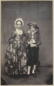 Portret van een jongen en meisje in toneelkostuum