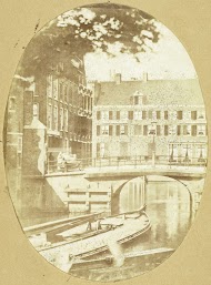 Gezicht op de Engelse huizen en het logement Rondeel in Amsterdam vanuit het huis van de fotograaf