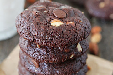 Vegan Chocolate Almond Cookies