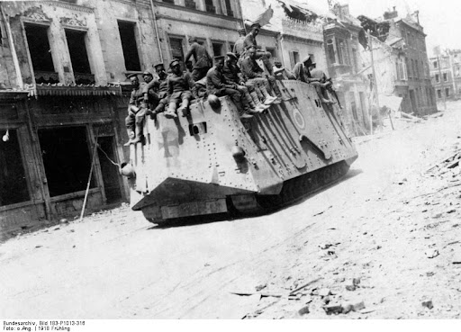 Deutsche Soldaten auf einem Sturmpanzerwagen A 7 V in Roye an der Somme