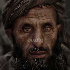 Abu Sabaya by Leyon Albeza - People Portraits of Men