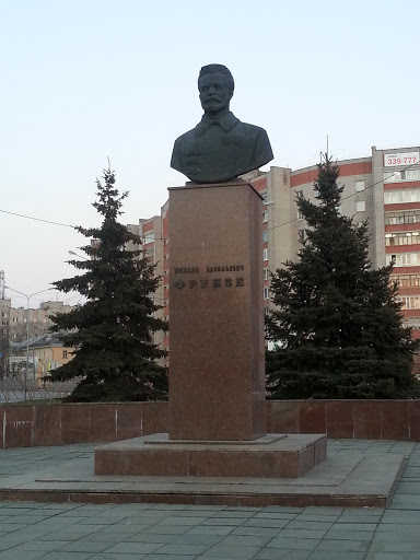 Памятник Фрунзе